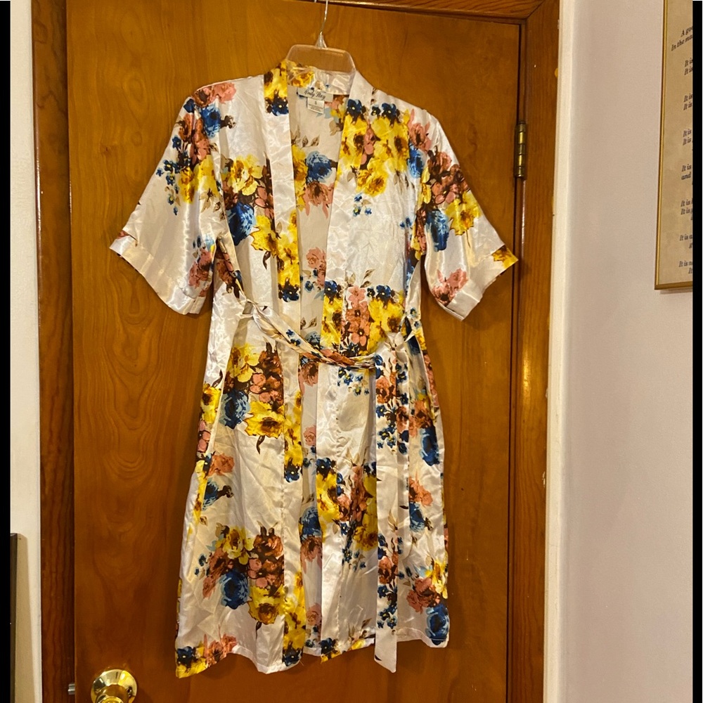 NWOT🔥Emily Stacey White Floral Robe
